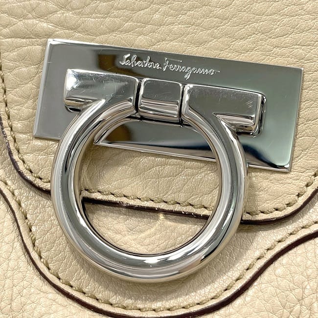 [Free Shipping] Salvatore Ferragamo Handbag ec-23957 Beige Gancini Beautiful