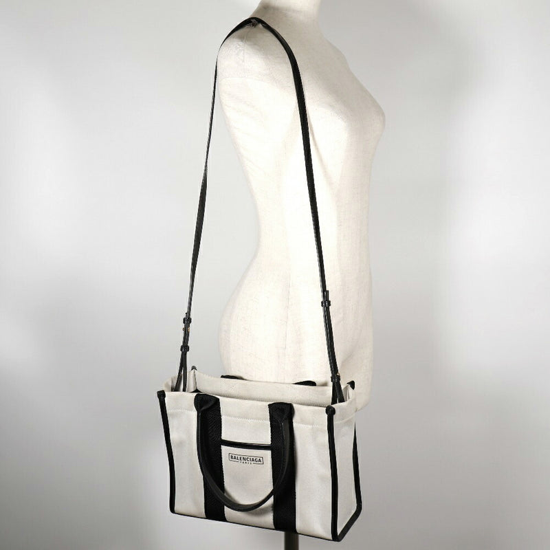 BALENCIAGA
Search this brand
