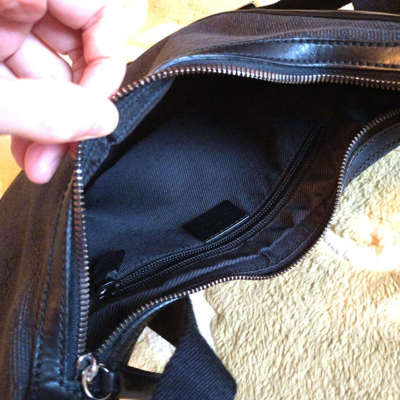 [Autumn outfit] GUCCI logo shoulder bag black