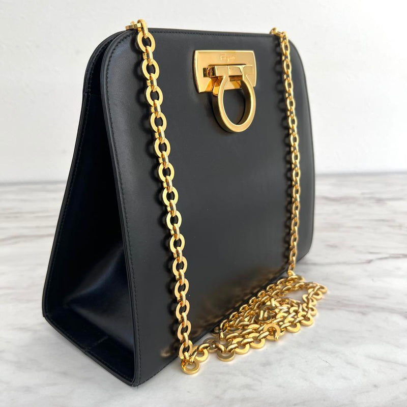 ♦️Good condition♦️Ferragamo Gancini Chain Shoulder Bag