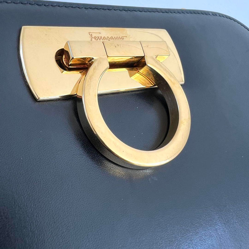 ♦️Good condition♦️Ferragamo Gancini Chain Shoulder Bag