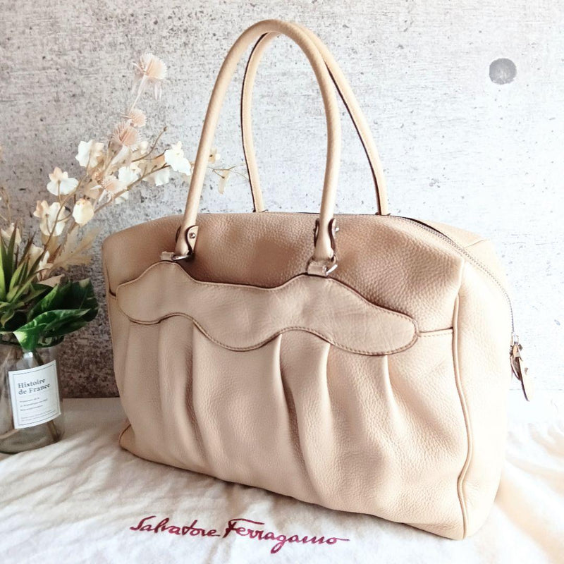 Beautiful condition Ferragamo leather shoulder bag handbag bag for women men