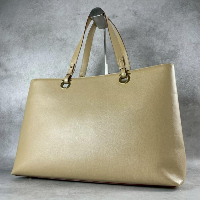 Ferragamo Ferragamo tote bag A4 Gancini metal fittings beige