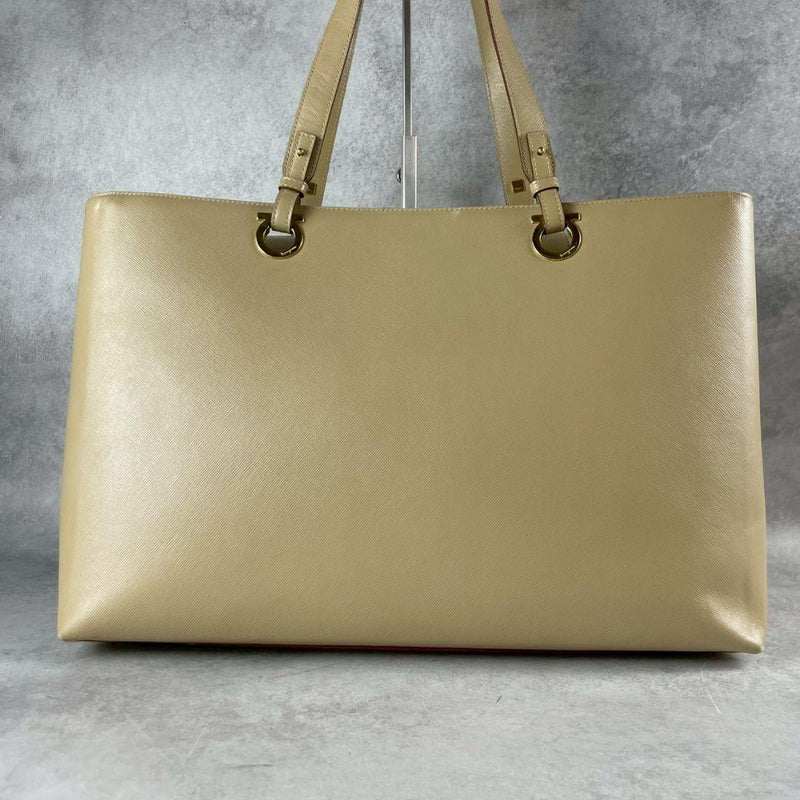 Ferragamo Ferragamo tote bag A4 Gancini metal fittings beige