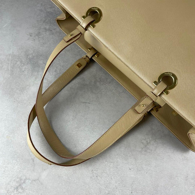 Ferragamo Ferragamo tote bag A4 Gancini metal fittings beige